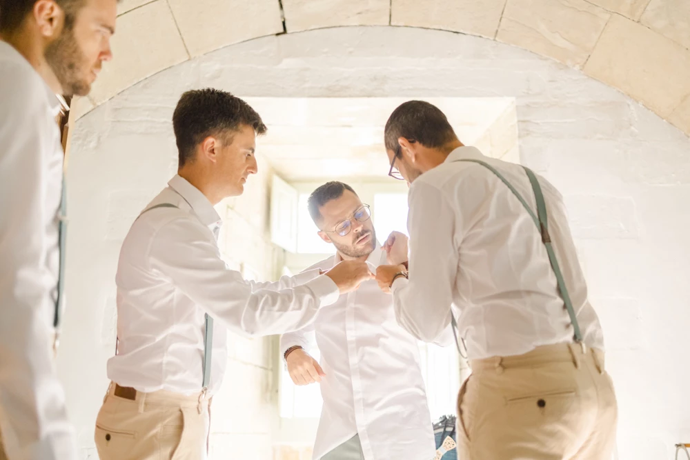 chemise poignet se tenir la main marron gris